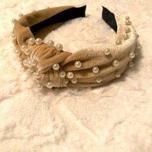 Nude velour headband with pearls